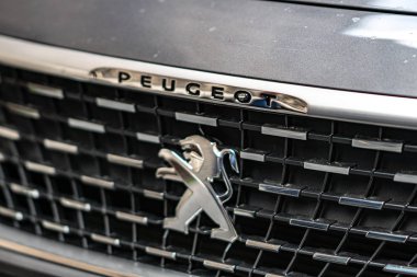Roma, İtalya - 18 Şubat 2019 Peugeot amblemi. Peugeot, Groupe Psa 'nın bir parçası olan Fransız bir otomobil üreticisi.