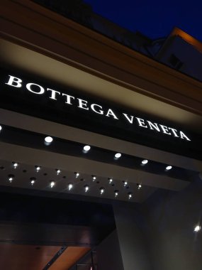 Berlin, Almanya - 24 Şubat 2019: Bottega Veneta mağazası, İtalyan lüks malları ve en çok deri ürünleri ve hazır giyim ürünleriyle tanınan yüksek moda markası