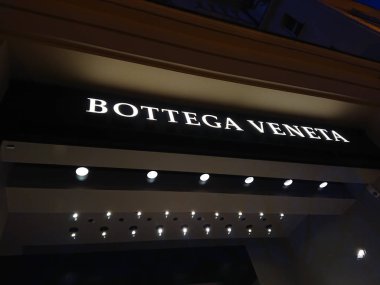 Berlin, Almanya - 24 Şubat 2019: Bottega Veneta mağazası, İtalyan lüks malları ve en çok deri ürünleri ve hazır giyim ürünleriyle tanınan yüksek moda markası