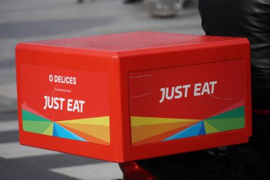 Paris, Fransa - 18 Mart 2019: sadece scooter kutusu yiyin. Just Eat, bağımsız yemek servisleri ile müşteriler arasında bir online yemek siparişi ve dağıtım hizmeti aracıdır.