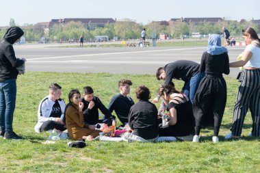 Berlin, Almanya - 22 Nisan 2019: Tempelhof Field 'da piknik ve eğlence faaliyetleri, eski havalimanı şimdi halka açık yeşil bir alan, Berlin' deki en büyük şehir parkı