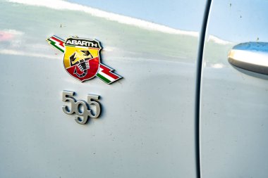 Berlin, Almanya - 25 Nisan 2019 Abarth 595 otomobil logosu. Abarth Spa, İtalyan otomobil ve otomobil üreticisi. Logosu kırmızı ve sarı arkaplanlı bir kalkandır.