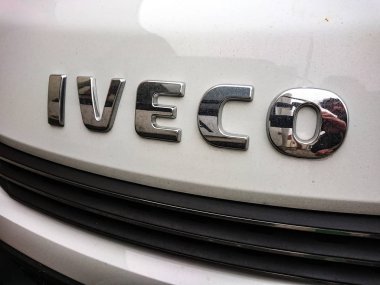 Roma, İtalya - 24 Ocak 2019: Iveco logosu. Endüstriyel Araçlar Şirketi 'nin kısaltması olan Iveco, İtalyan sanayi aracı, ticari kamyon, parça ve motor üreticisi.