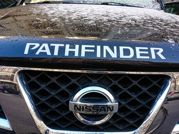 德国柏林 2019年1月18日 日产开拓者汽车 日产开拓者 Nissan Pathfinder 是日产汽车 Nissan Motors 自1985年以来生产的中型越野车 — 图库照片