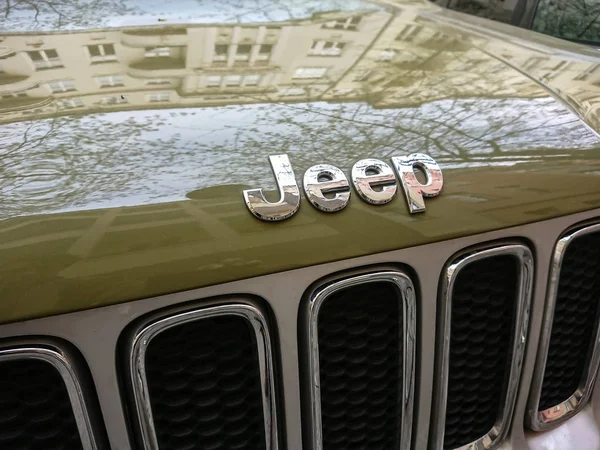 Berlin Niemcy Kwietnia 2019 Logo Jeepa Zielonym Samochodzie Jeep Jest — Zdjęcie stockowe
