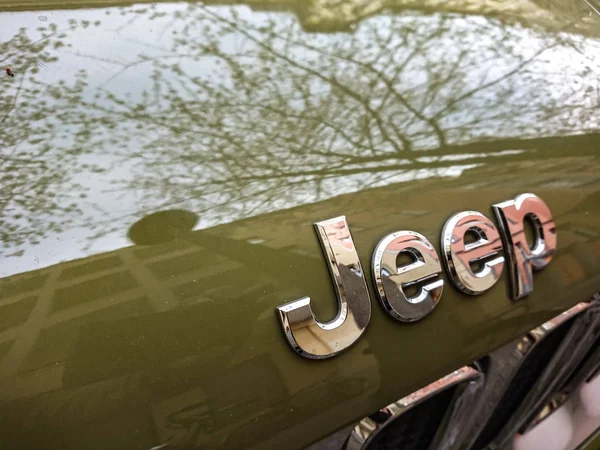 Berlin Niemcy Kwietnia 2019 Logo Jeepa Zielonym Samochodzie Jeep Jest — Zdjęcie stockowe