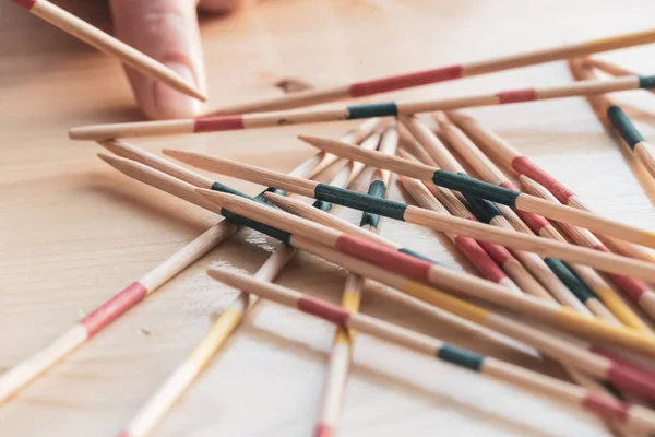 Aufheben Eines Holz Pickup Sticks Von Einem Zufälligen Stapel Mikado — Stockfoto