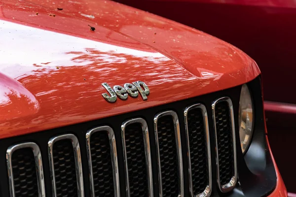 Берлин Германия Апреля 2019 Года Логотип Jeep Красном Автомобиле Jeep — стоковое фото