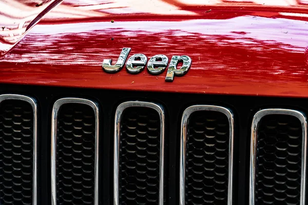 Берлин Германия Апреля 2019 Года Логотип Jeep Красном Автомобиле Jeep — стоковое фото
