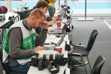 Berlin, Almanya - 24 Mayıs 2019: Fia Formula E-prix şampiyonası basın odasında fotoğrafçılar ve gazeteciler çalışıyor