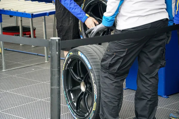 Berlin Germany May 2019 Mechanic Checking Michelin Tyres Race Cars — Stock Photo, Image