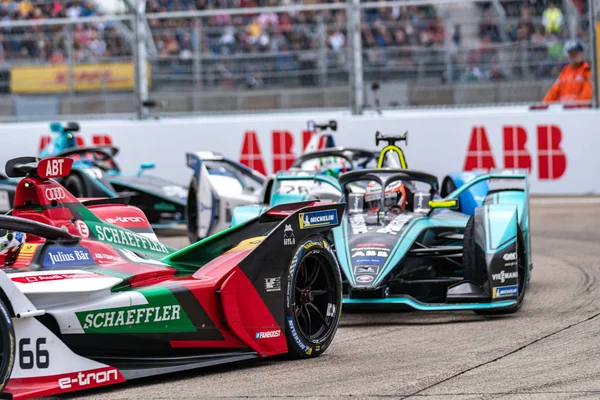 Berlin, Almanya - 24 Mayıs 2019: Fia Formula E-Prix yarış otomobil şampiyonası. Fia Formula E Şampiyonası, sadece tamamen elektrikli arabalar kullanan bir otomobil yarışı türüdür.
