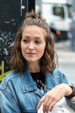 Düşünceli ve düşünceli fabrika kadın çalışanı iş molası sırasında dışarıda dinleniyor.