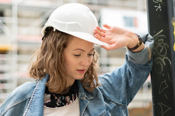 Trött Kvinnliga Byggnadsarbetare — Stockfoto