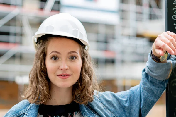 Närbild Porträtt Söt Och Ung Kvinnlig Ingenjör Bär Vit Skyddshjälm — Stockfoto