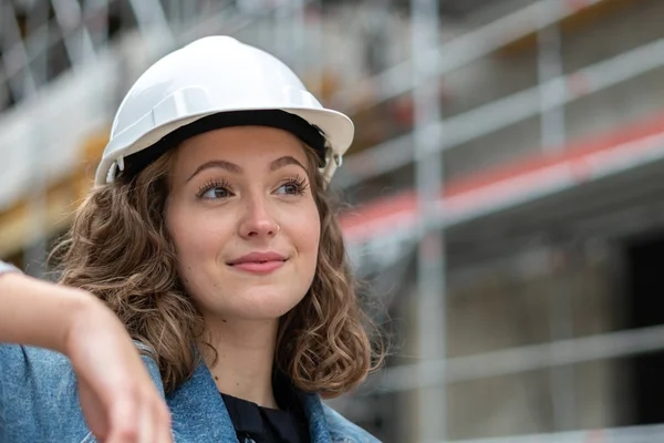 Retrato Cerca Una Hermosa Joven Ingeniera Con Casco Protector Blanco — Foto de Stock