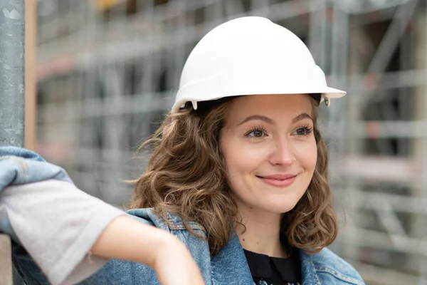 Närbild Porträtt Söt Och Ung Kvinnlig Ingenjör Bär Vit Skyddshjälm — Stockfoto