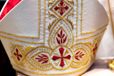 Mitre ya da miter, geleneksel başpiskopos giysisi ve geleneksel Hıristiyanlığın başrahipleri.