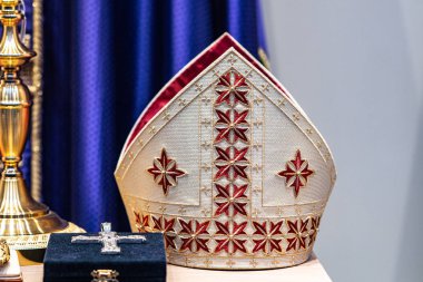 Mitre ya da miter, geleneksel başpiskopos giysisi ve geleneksel Hıristiyanlığın başrahipleri.
