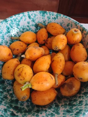 Tabak dolusu loquat, yukarıdan görünüm