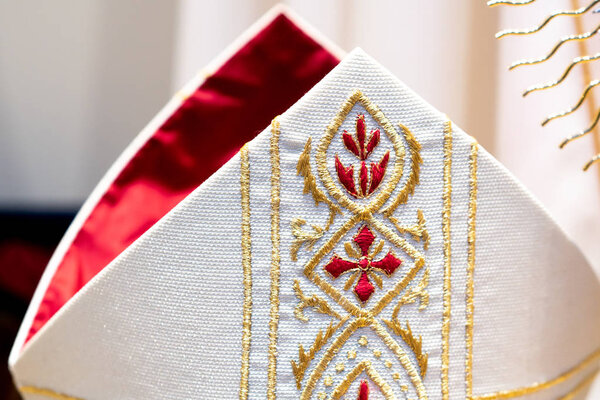 Митра или митра, традиционное церемониальное платье епископов и некоторых аббатов в традиционном христианстве
