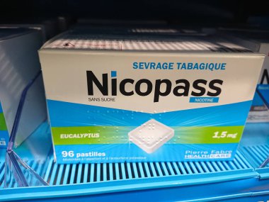 Paris, Fransa - 17 Mart 2019: Nicopass tabletleri, tütün bağımlılığının tedavisi için Fransız Pierre Fabre laboratuvarları tarafından belirlenen ilaçlar