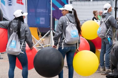 Berlin, Almanya - 25 Mayıs 2019: Formula E reklam personelinin Almanya 'nın renkleriyle balonları tutan kız görüntüsü. Abb Formula E sadece elektrikli araba kullanan bir motor sporudur.