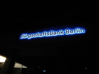 Berlin, Almanya - 1 Ocak 2019: Gece vakti Bbb Brgschaftsbank şubesinin işareti. Merkezi Berlin 'de bulunan şirket, orta büyüklükteki şirketlere bankacılık ve finans hizmetleri sunuyor.