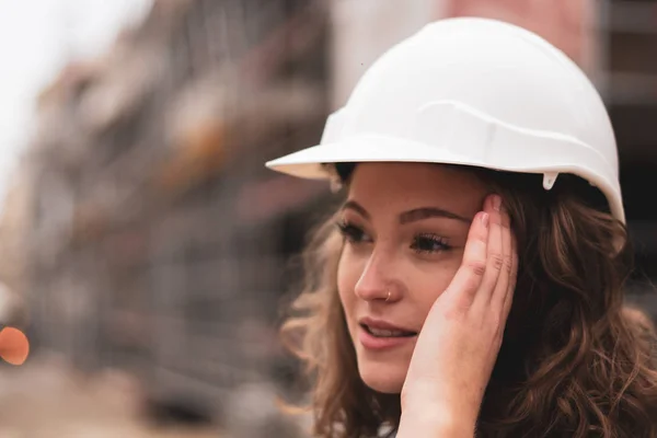 Trött Fabrik Kvinnlig Anställd Gnugga Hennes Tempel Hantera Fruktansvärd Migrän — Stockfoto