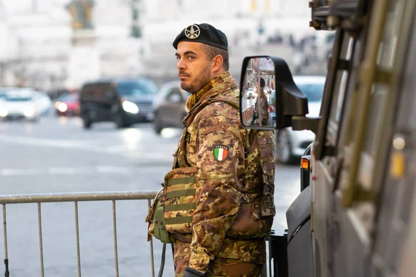 Rzym Włochy Lutego 2019 Włoski Żołnierz Kamuflażu — Zdjęcie stockowe
