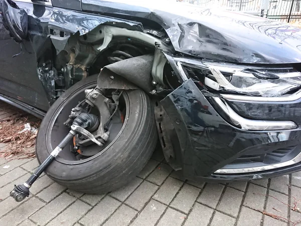 Unfallwagen Bei Einem Unfall Brach Eine Der Achsen Des Autos — Stockfoto