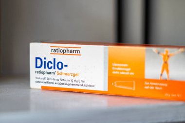 Berlin, Almanya - 26 Ekim 2019: Diclo- Ratiopharm ağrı kesici jel, antienflamatuar ilaç