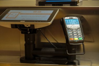 Berlin, Almanya - 18 Mart 2019: Ingenico Ödeme Hizmetleri Cihazı, Uniqlo mağazaları tarafından nakitsiz ödeme opsiyonunu kabul etmek için yerleştirildi