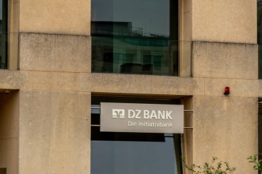 Berlin, Almanya - 31 Temmuz 2019: Dz Bank şubesi. Dz Bank Ag, varlık büyüklüğü bakımından Almanya 'nın en büyük ikinci bankası ve 900' den fazla kooperatif bankanın merkez kurumu.