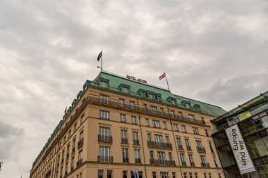 Berlin, Almanya - 18 Mart 2019: Hotel Adlon Kempinski. Adlon Kempinski Berlin, Berlin 'de bulunan lüks bir oteldir, Unter den Linden, Mitte bölgesinin ana bulvarı.