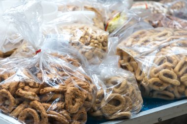Şeffaf plastik torbalarda tipik Apulian taralli.