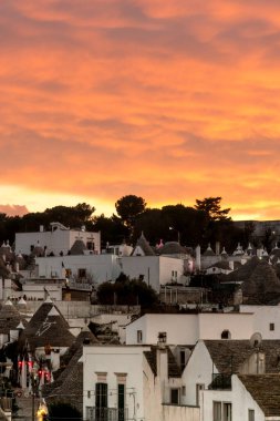 Alberobello, İtalya 'nın Apulia bölgesinde bir kasaba, ve onun trulli, beyazlatılmış taş barakalar konik çatılar altında çarpıcı bir günbatımı gökyüzü altında