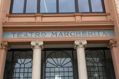Bari, İtalya - 4 Şubat 2020: İtalya 'nın doğu kıyısındaki Bari, Apulia kentindeki eski bir tiyatro olan Teatro Margherita