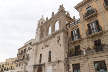 Palazzo del Sedile 'nin saat kulesi (tam anlamıyla tahtın sarayı), ayrıca Palazzo dei Nobili (Soyluların Koltuğu), Bari, İtalya