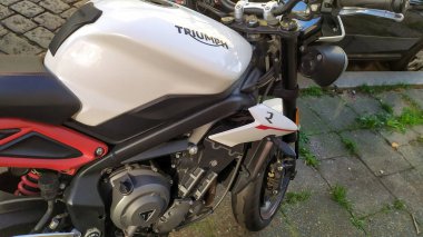 Berlin, Almanya - 23 Mart 2020: White Triumph motosikleti. 1984 yılında kurulan Triumph Motosiklet Ltd, en büyük İngiliz motosiklet üreticisi.