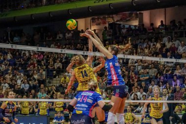 Berlin, Almanya - 21 Mayıs 2019: Voleybol oyuncusu Cristina Chirichella CEV Şampiyonlar Ligi Volley 2019 Süper Finali sırasında ağdan atlıyor