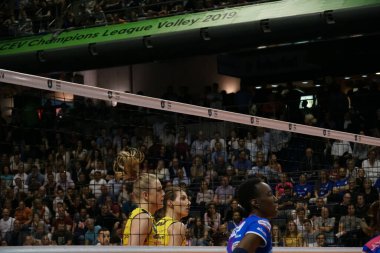 Berlin, Almanya - 21 Mayıs 2019: Voleybol oyuncuları Joanna Woosz, Robin de Kruijf ve Paola Egonu CEV Şampiyonlar Ligi Volley 2019 Süper Finali sırasında ağda
