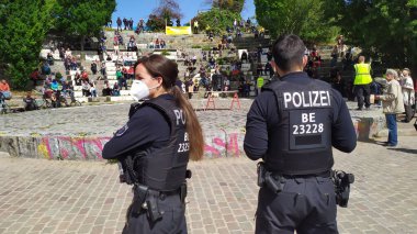 Berlin, Almanya - 30 Mayıs 2020: karantina karşıtı protesto. 