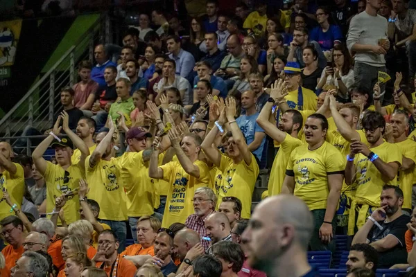 Berlin, Almanya - 21 Mayıs 2019: CEV Şampiyonlar Ligi Volley 2019 Süper Finali 'ne katılan taraftarlar kalabalığı Max-Schmeling-Halle' de