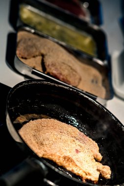 Kızarmış et, ekmek arası pirzola ya da pamuk.