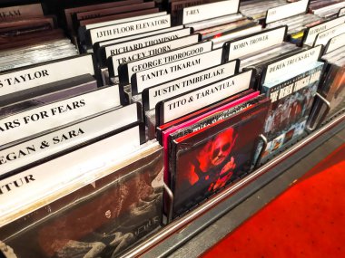 Berlin, Almanya - 12 Ekim 2019: Satılık CD: Tito & Tarantula, Justin Timberlake, Tanita Tikaram, George Thorogood, The Derek Trucks Band ve diğerleri