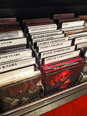 Berlin, Almanya - 12 Ekim 2019: Satılık CD: Tito & Tarantula, Justin Timberlake, Tanita Tikaram, George Thorogood ve diğerleri