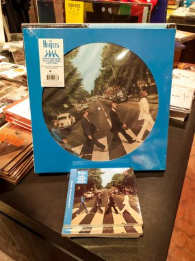 Berlin, Almanya - 12 Ekim 2019: The Compact Disc The Beatles Abbey Road yıldönümü fotoğraf albümü