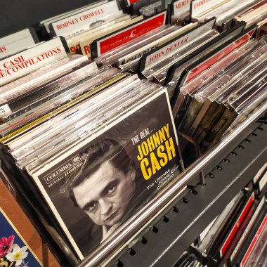 Berlin, Almanya - 12 Ekim 2019: Satılık kompakt disk The Ultimate Johnny Cash Collection ve diğerleri