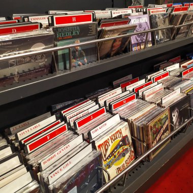 Berlin, Almanya - 12 Ekim 2019: Vince Gill, Toby Keith ve diğerlerinin satılık CD 'si